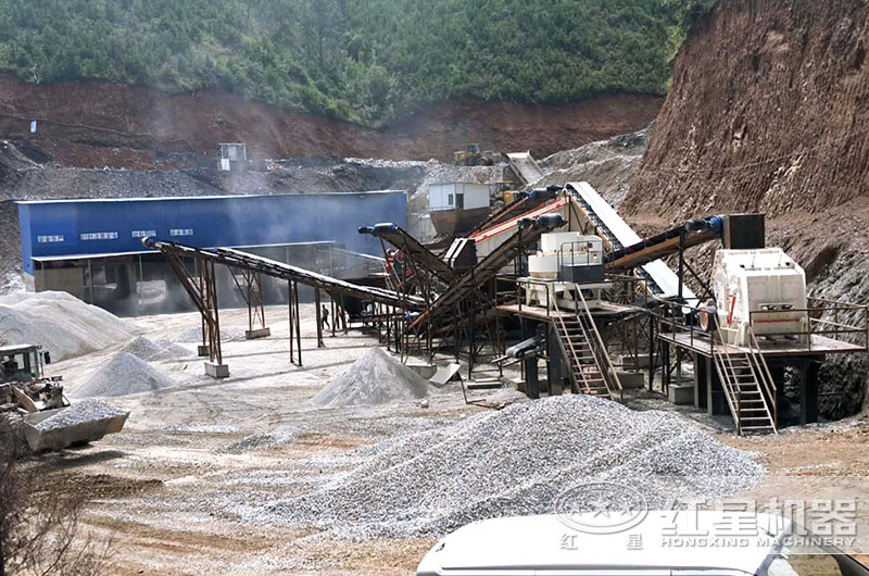 制砂設(shè)備生產(chǎn)現(xiàn)場(chǎng)，反擊破搭配制砂機(jī)，破碎軟料